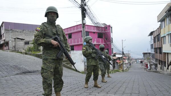 Soldados patrulham área residencial no sul de Quito. Equador, 12 de janeiro de 2024 - Sputnik Brasil
