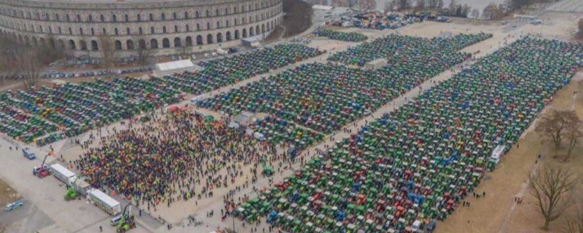 Imagem aérea de tratores reunidos na Volksfestplatz, praça em Nuremberg. Alemanha, 12 de janeiro de 2024 - Sputnik Brasil, 1920, 12.01.2024