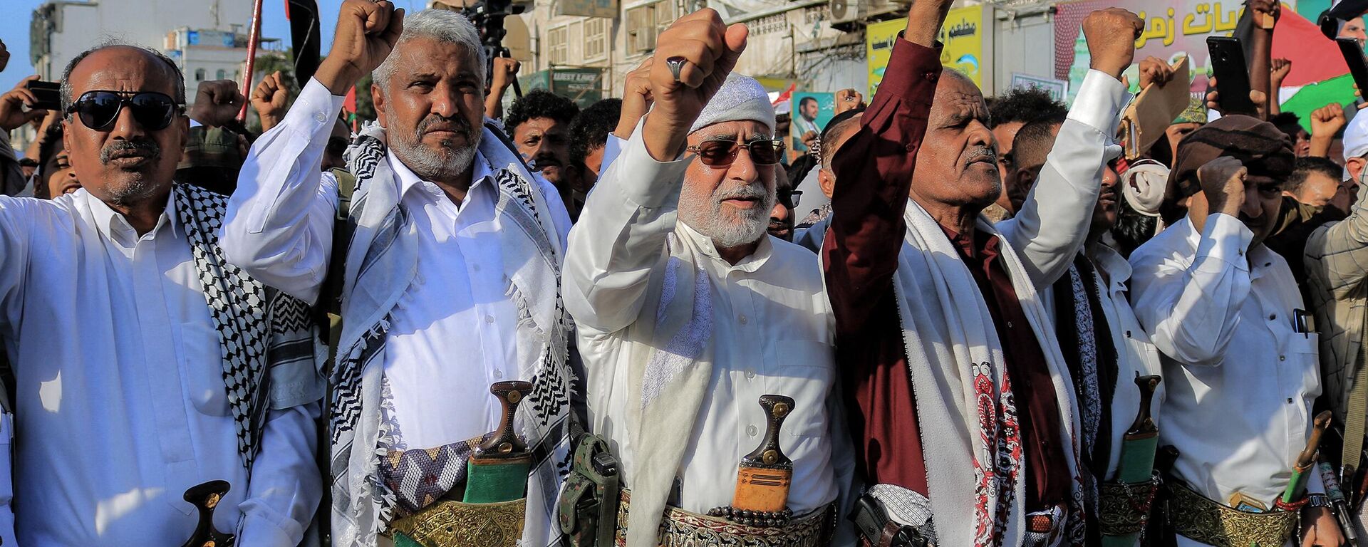 Pessoas participam de um protesto nas ruas da cidade iemenita de Hudeida, no mar Vermelho, para condenar os ataques noturnos das forças americanas e britânicas em cidades controladas pelos houthi, em 12 de janeiro de 2024 - Sputnik Brasil, 1920, 13.01.2024