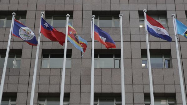 Terceiro mastro à direita, onde a bandeira nacional de Nauru costumava ser hasteada, vazio do lado de fora do prédio Bairro diplomático em Taipé, Taiwan, 15 de janeiro de 2024 - Sputnik Brasil