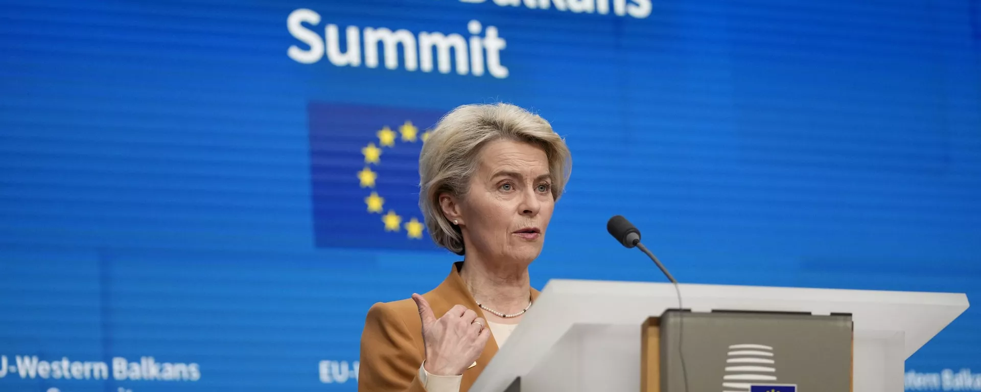 Ursula von der Leyen, presidente da Comissão Europeia, durante coletiva de imprensa após cúpula UE-Balcãs Ocidentais, no prédio do Conselho Europeu. Bruxelas, Bélgica, 13 de dezembro de 2023 - Sputnik Brasil, 1920, 22.03.2025