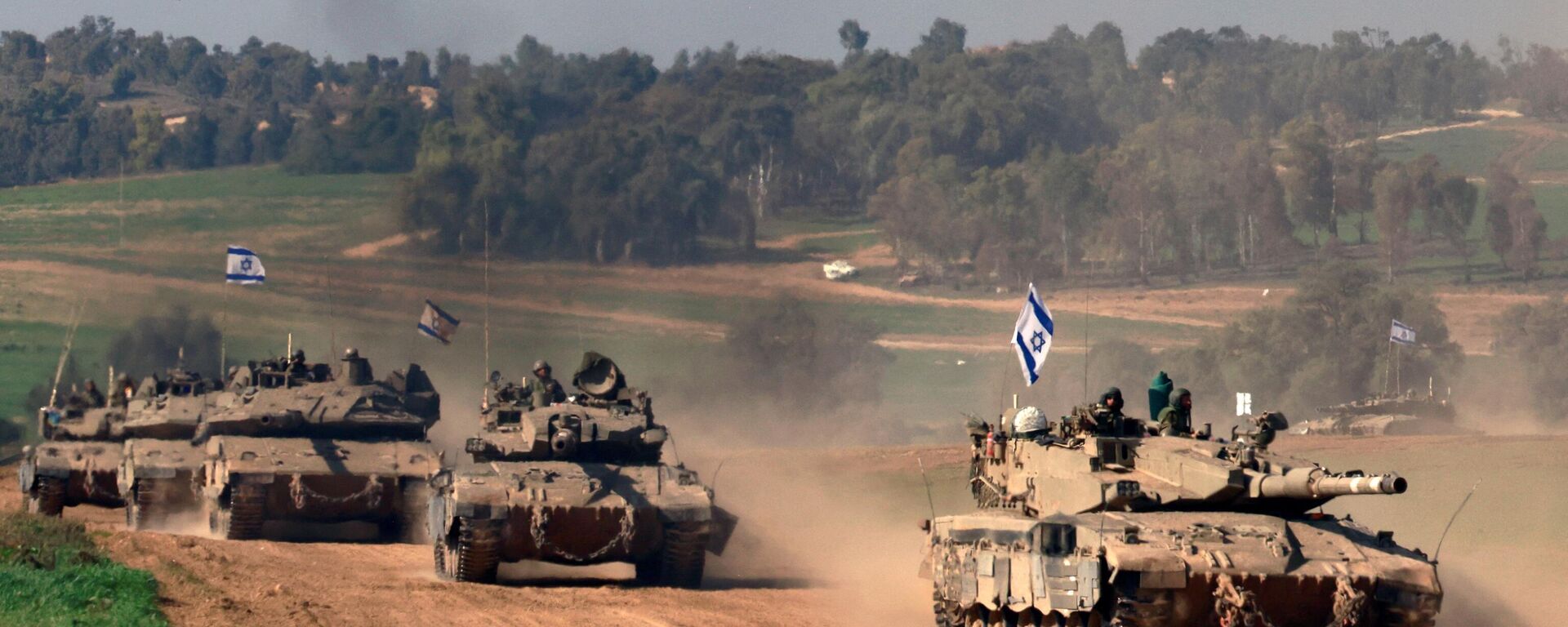 Fotografia tirada em Israel perto da fronteira com a Faixa de Gaza mostra tropas israelenses em tanques na Faixa de Gaza, 31 de dezembro de 2023 - Sputnik Brasil, 1920, 21.01.2024