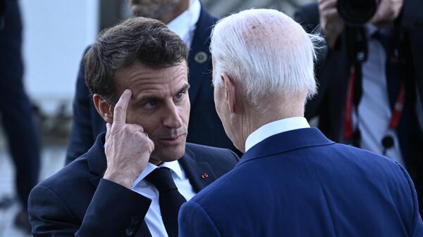O presidente da França, Emmanuel Macron, falando com o presidente dos EUA, Joe Biden, antes da foto conjunta dos líderes do G7 em 20 de maio de 2023 - Sputnik Brasil