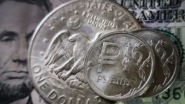 As moedas do rublo russo são retratadas com uma nota de dólar americano e uma moeda de um dólar em Moscou, 10 de outubro de 2023 - Sputnik Brasil