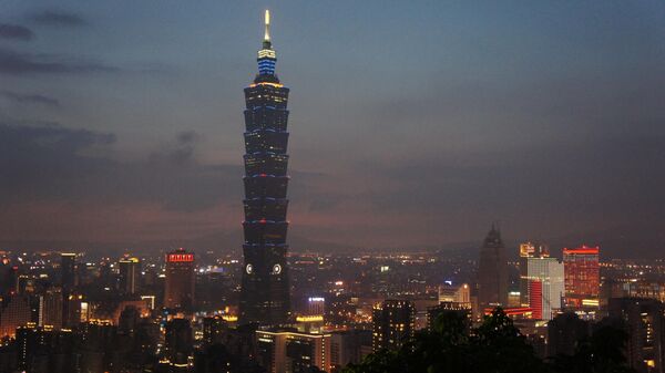 O arranha céus Taipé 101 visto de uma montanha em Taiwan - Sputnik Brasil