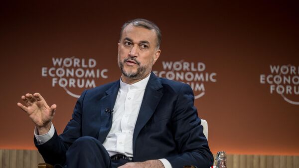 O ministro das Relações Exteriores iraniano, Hossein Amir-Abdollahian, gesticula durante uma sessão na reunião do Fórum Econômico Mundial (WEF) em Davos em 17 de janeiro de 2024 - Sputnik Brasil