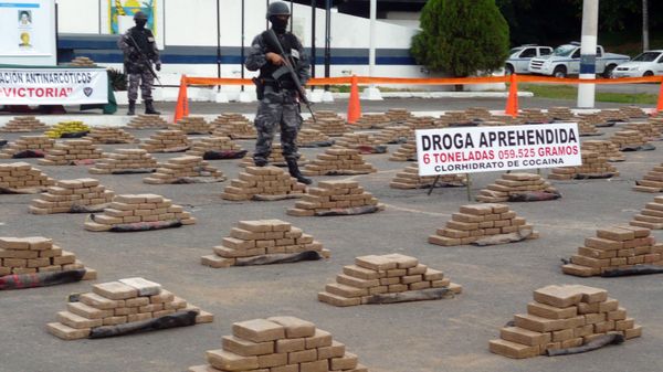 Pacotes contendo cerca de 6 toneladas de cocaína, apreendidos durante operação no Equador, na fronteira com a Colômbia, em 17 de agosto de 2009 - Sputnik Brasil
