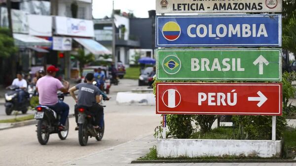 Em região colombiana de tríplice fronteira, placas indicam direções para o Brasil e o Peru (foto de arquivo) - Sputnik Brasil