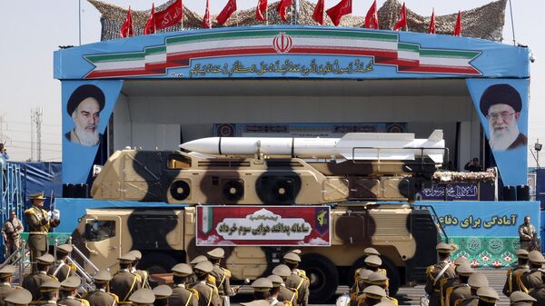 Míssil iraniano de defesa aérea Sevom Khordad em exibição durante o desfile militar anual que marca o aniversário da eclosão da guerra de 1980 a 1988 com o Iraque. Teerã, 22 de setembro de 2022 - Sputnik Brasil