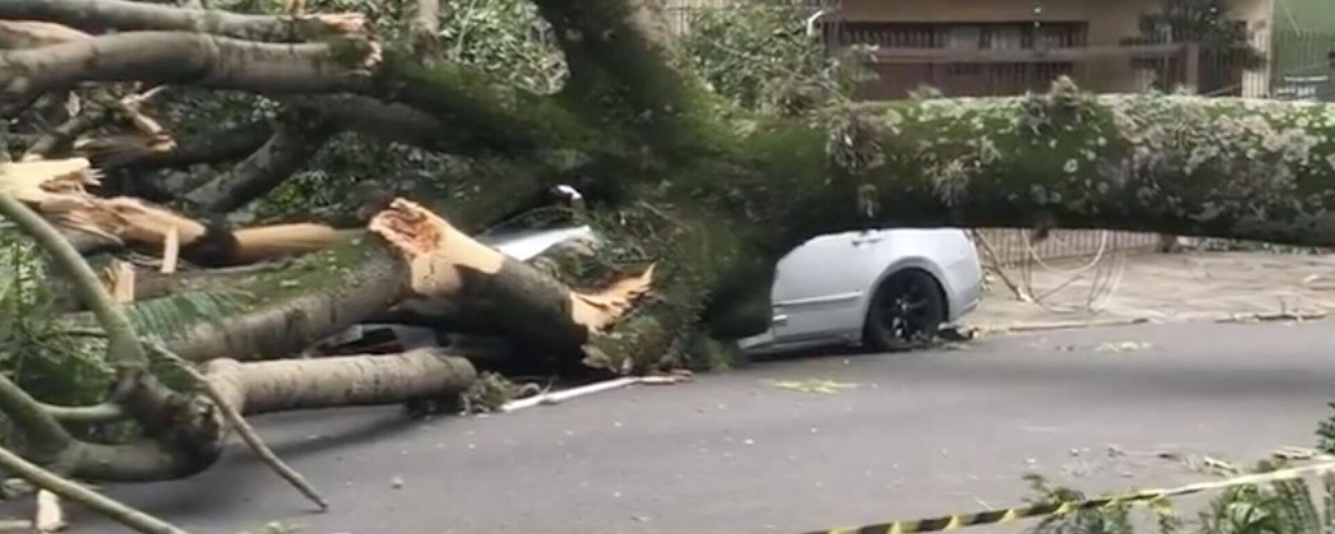 Carro foi destruído por temporal em Porto Alegre - Sputnik Brasil, 1920, 17.01.2024