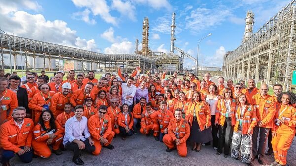Funcionários da Petrobras e o presidente brasileiro, Luiz Inácio Lula da Silva, durante anúncio da nova refinaria em Pernambuco - Sputnik Brasil