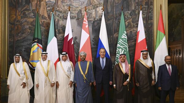 Sergei Lavrov, ministro das Relações Exteriores da Rússia, posa para foto com representantes dos países-membros do Conselho de Cooperação do Golfo: Kuwait, Catar, Omã, Arábia Saudita, Bahrein e Emirados Árabes Unidos, em 10 de julho de 2023 - Sputnik Brasil