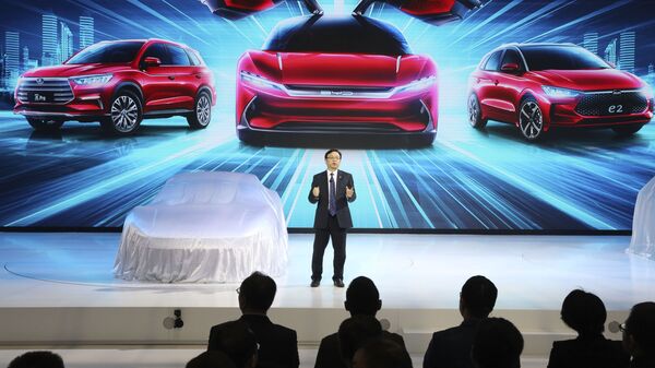 O presidente da BYD Auto, Wang Chuanfu, revela os mais recentes modelos de carros elétricos na Auto Shanghai 2019 - Sputnik Brasil