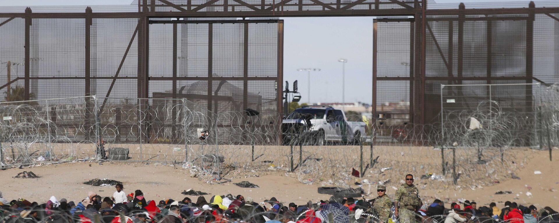 Migrantes em busca de asilo esperam para serem processados pela Patrulha de Fronteira dos EUA após terem cruzado o Rio Grande vindo de Ciudad Juarez, estado de Chihuahua, México, 28 de dezembro de 2023 - Sputnik Brasil, 1920, 14.02.2024