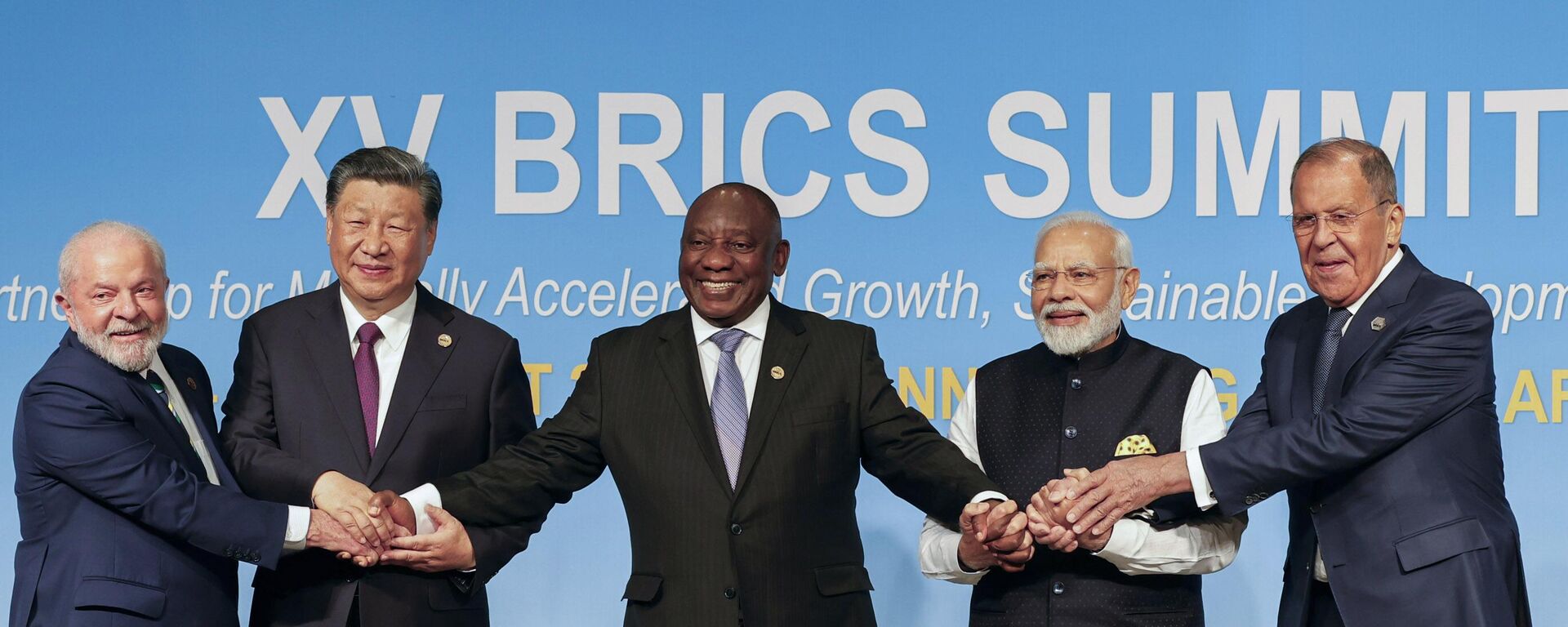 Lula, Xi Jinping, Cyril Ramaphosa, Narendra Modi, e Sergei Lavrov posam para uma foto do grupo BRICS durante a Cúpula do BRICS de 2023, no Centro de Convenções de Sandton em Joanesburgo. África do Sul, 23 de agosto de 2023 - Sputnik Brasil, 1920, 04.03.2024