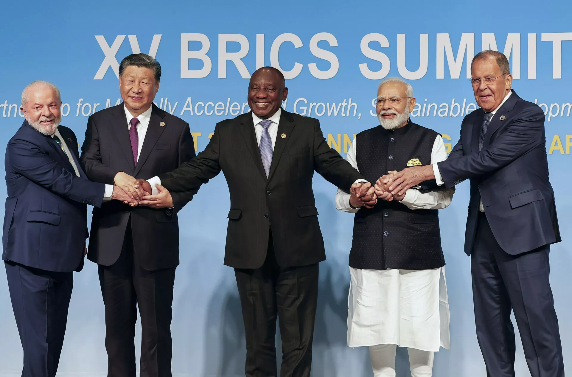 Lula, Xi Jinping, Cyril Ramaphosa, Narendra Modi, e Sergei Lavrov posam para uma foto do grupo BRICS durante a Cúpula do BRICS de 2023, no Centro de Convenções de Sandton em Joanesburgo. África do Sul, 23 de agosto de 2023 - Sputnik Brasil, 1920, 10.06.2024