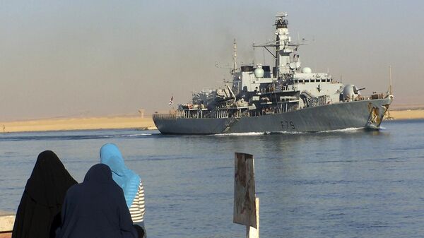 A fragata britânica HMS Portland atravessa o canal de Suez, em Ismailia, Egito (foto de arquivo) - Sputnik Brasil