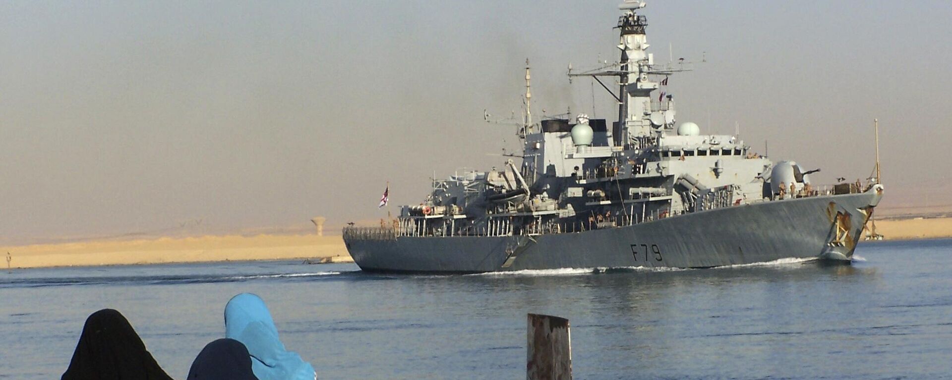 A fragata britânica HMS Portland atravessa o canal de Suez, em Ismailia, Egito (foto de arquivo) - Sputnik Brasil, 1920, 07.03.2026