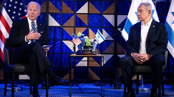O presidente dos EUA, Joe Biden (L), fala enquanto o primeiro-ministro de Israel, Benjamin Netanyahu, ouve antes da reunião em Tel Aviv em 18 de outubro de 2023 - Sputnik Brasil