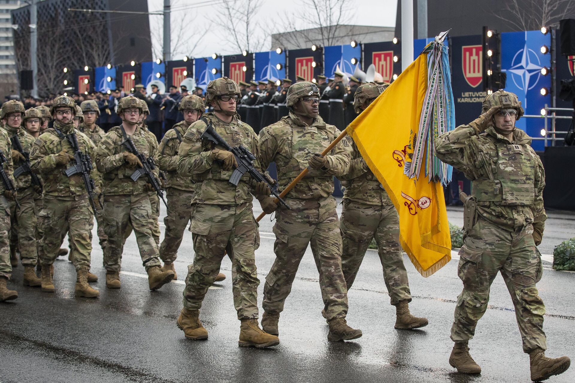 Soldados dos EUA marcham durante desfile militar que marca o 105º aniversário do Exército Lituano no Dia das Forças Armadas em Vilnius, Lituânia, 25 de novembro de 2023