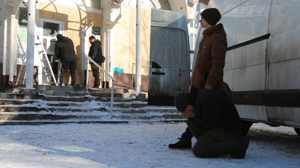 Moradores do distrito de Kirovsky em prantos após ataque deixar pelo menos 25 mortos em mercado. Donetsk, 21 de janeiro de 2024 - Sputnik Brasil