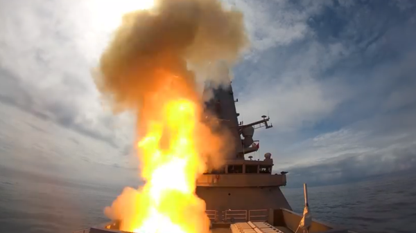 HMS Defender dispara míssil Sea Viper - Sputnik Brasil