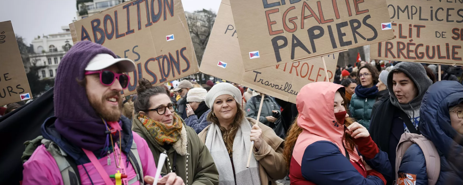 Manifestantes com placas contra o endurecimento das leis de imigração na França. Paris, 21 de janeiro de 2024 - Sputnik Brasil, 1920, 21.01.2024