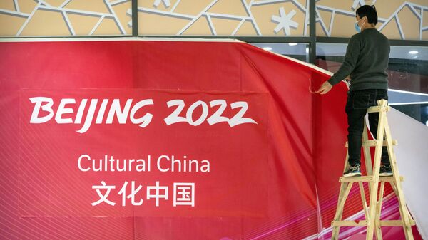 Trabalhador retira a cobertura de uma exposição sobre a cultura chinesa em uma praça da Vila Olímpica de Inverno, em Pequim. China, 24 de dezembro de 2021 - Sputnik Brasil