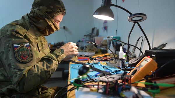 Um piloto de drone monta drones em uma instalação do batalhão de voluntários Sudoplatov durante a operação militar da Rússia na Ucrânia, no território da região de Zaporozhie, 2 novembro de 2023 - Sputnik Brasil