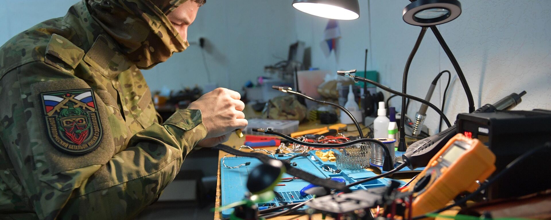 Um piloto de drone monta drones em uma instalação do batalhão de voluntários Sudoplatov durante a operação militar da Rússia na Ucrânia, no território da região de Zaporozhie, 2 novembro de 2023 - Sputnik Brasil, 1920, 24.09.2025