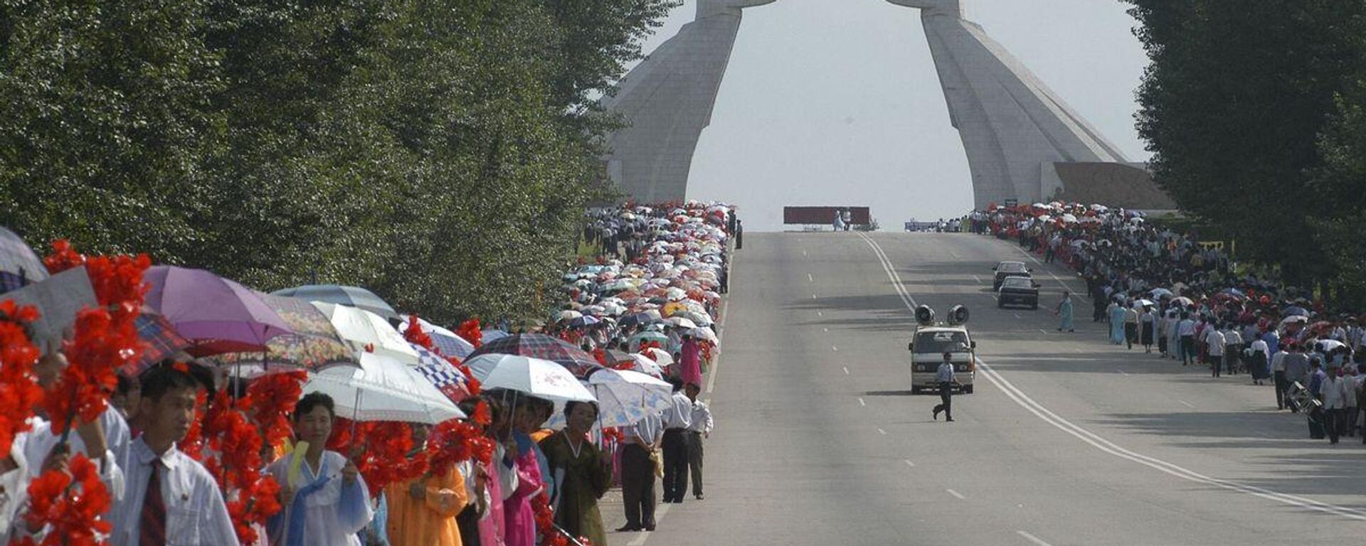 Pessoas participam das comemorações do Dia da Libertação Nacional perto do Arco da Reunificação, na cidade de Pyongyang, Coreia do Norte, em 14 de agosto de 2005 (foto de arquivo) - Sputnik Brasil, 1920, 23.01.2024