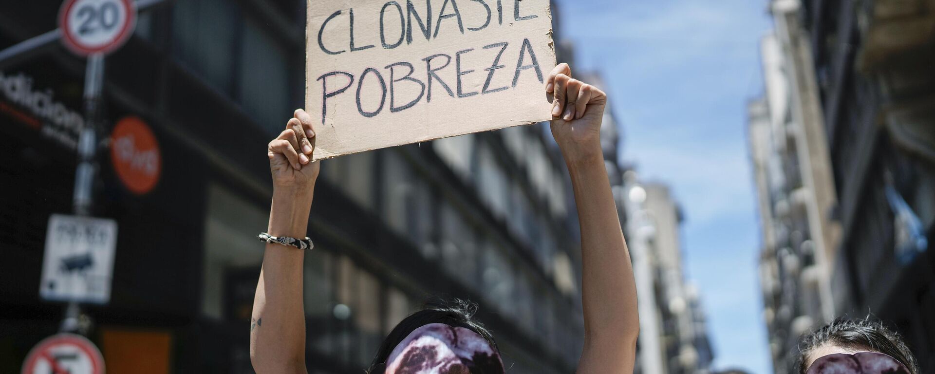 Manifestantes protestam contra as medidas adotas por Javier Mileir em 27 de dezembro de 2023.  - Sputnik Brasil, 1920, 24.01.2024
