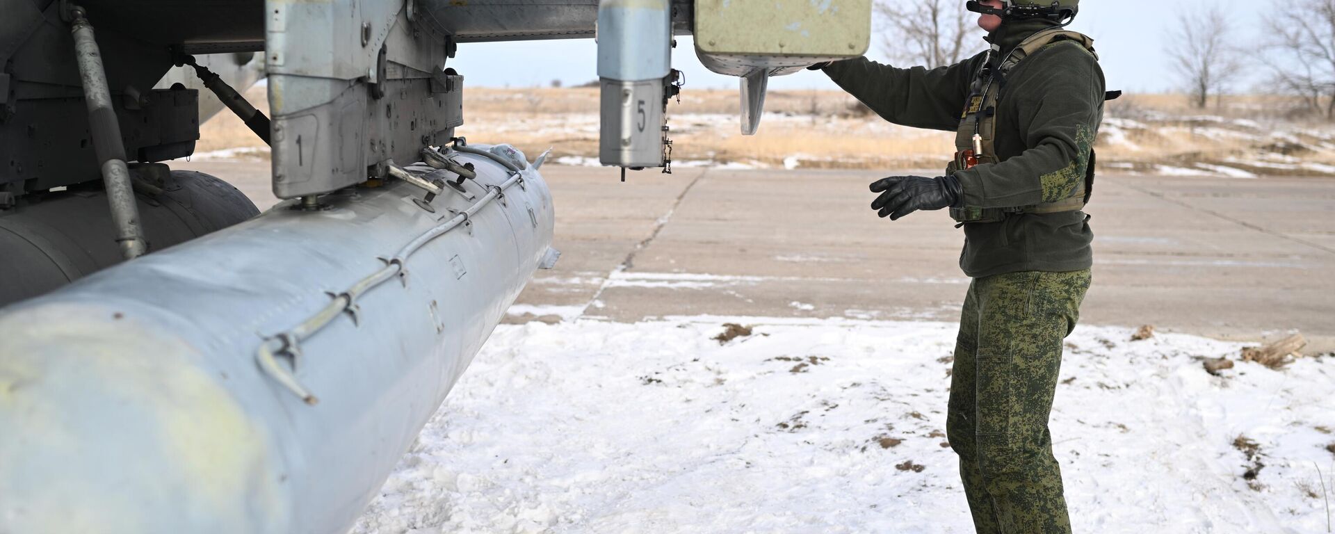 Militar do agrupamento de tropas Tsentr (Centro) das Forças Armadas da Rússia prepara helicóptero de reconhecimento e ataque Ka-52 para missão militar na zona da operação militar especial, foto publicada em 24 de janeiro de 2024 - Sputnik Brasil, 1920, 30.05.2024