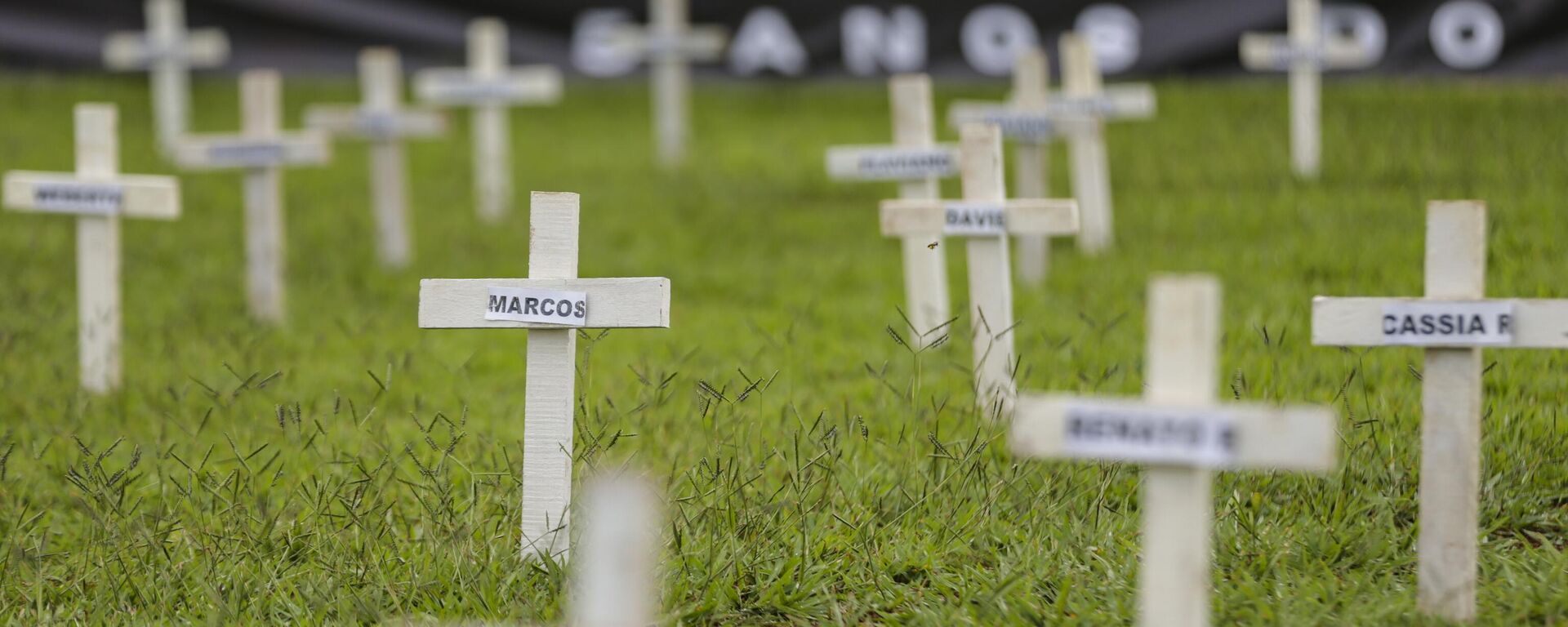 Cruzes são colocadas em frente ao Congresso Nacional para lembrar as vítimas do rompimento da barragem da Vale em Brumadinho. Brasília (DF), 25 de janeiro de 2024 - Sputnik Brasil, 1920, 26.01.2024