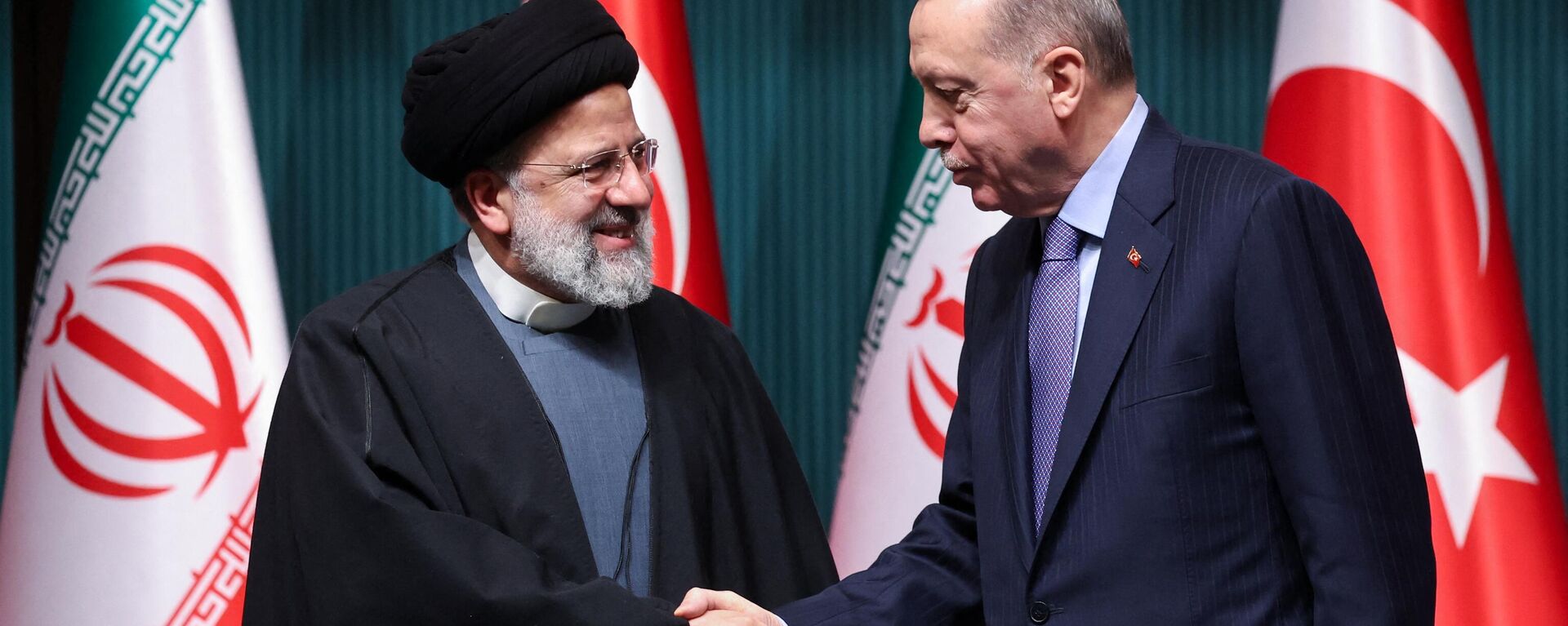 O presidente turco, Recep Tayyip Erdogan (à direita), aperta a mão do presidente iraniano, Ebrahim Raisi, no final de uma conferência de imprensa conjunta em Ancara. Turquia, 24 de janeiro de 2024 - Sputnik Brasil, 1920, 25.01.2024