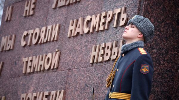 Soldado fica em guarda em frente ao monumento Pedra da Fronteira, erguido em memória dos soldados da Grande Guerra pela Pátria que lutaram no cerco a Leningrado. 18 de janeiro de 2023 - Sputnik Brasil
