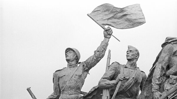 Escultura Soldados, fragmento a um monumento aos heroicos defensores de Leningrado, Praça da Vitória, 1 de outubro de 1981 - Sputnik Brasil