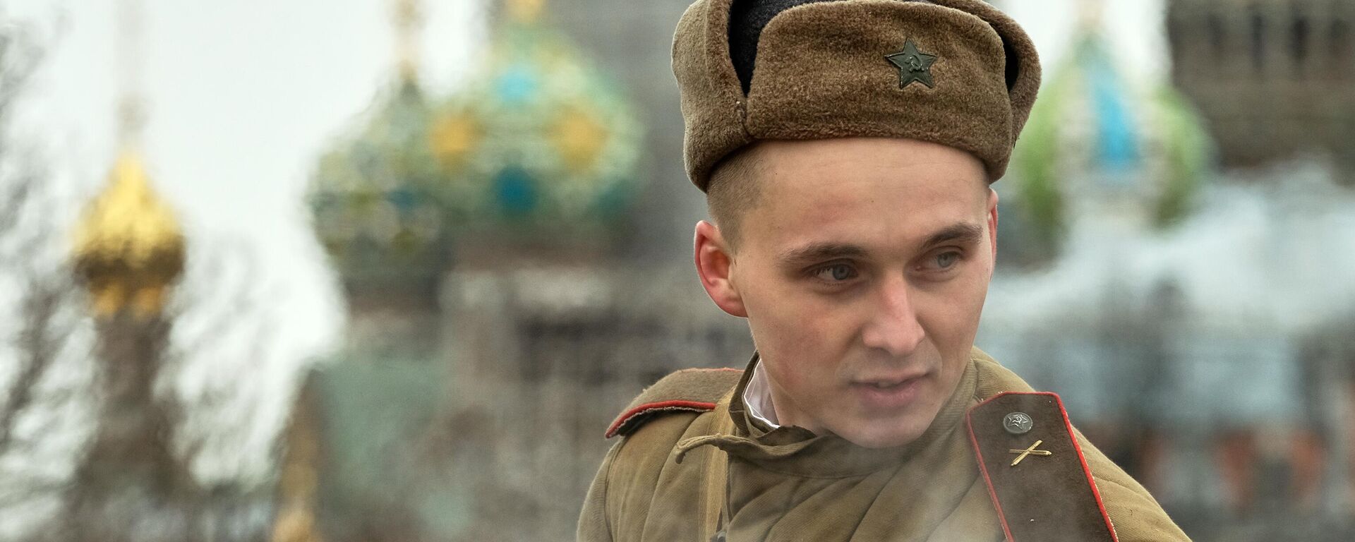 Um homem vestindo um uniforme do Exército Vermelho participa de um evento que comemora o 76º aniversário da libertação de Leningrado, em 27 de janeiro de 2020 - Sputnik Brasil, 1920, 26.01.2024