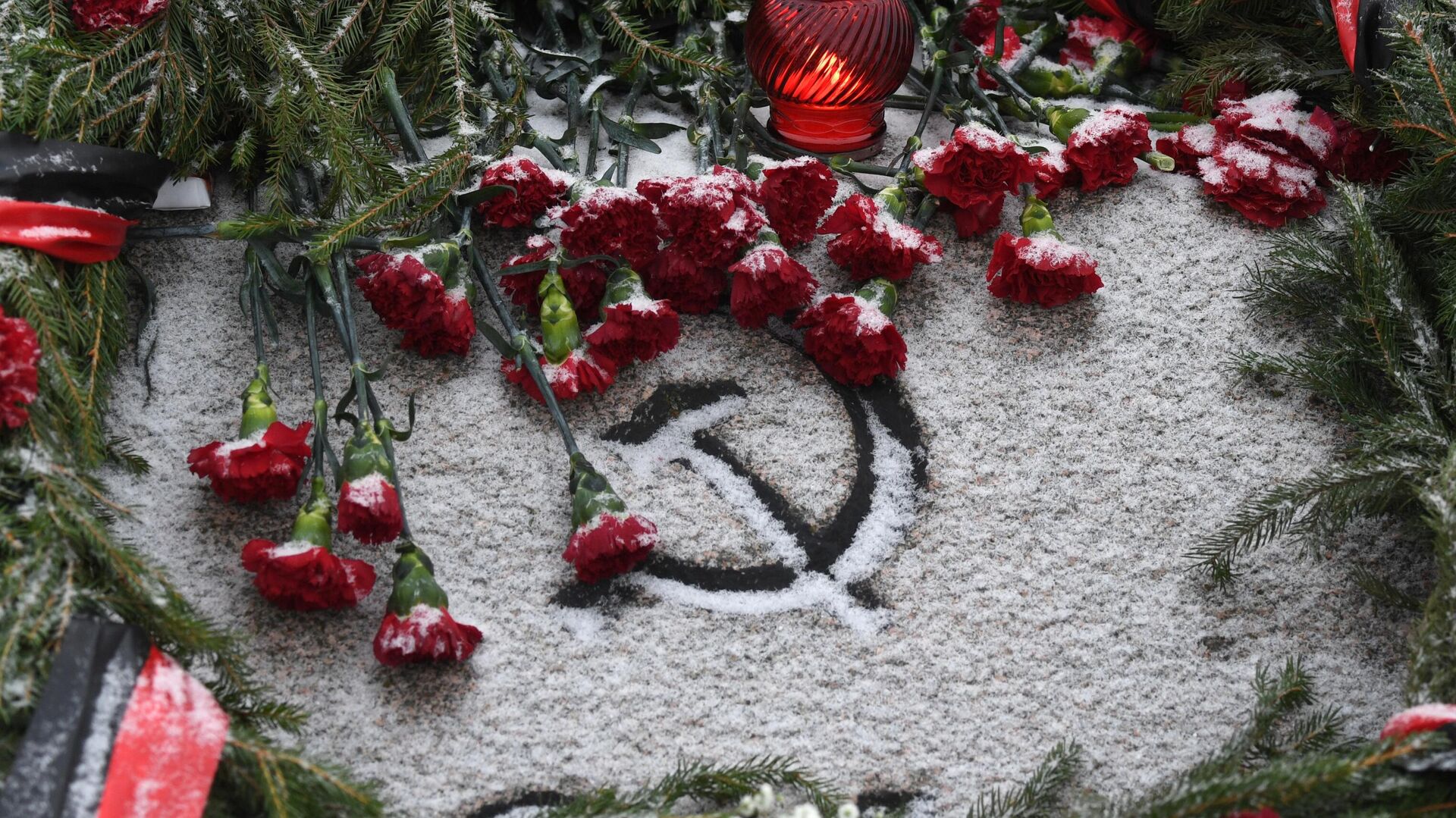 Vela e flores são colocadas durante uma cerimônia no Cemitério Memorial Piskaryovskoye para marcar o 78º aniversário da libertação de Leningrado durante a Segunda Guerra Mundial, em 27 de janeiro de 2022. Vela e flores são colocadas durante uma cerimônia no Cemitério Memorial Piskaryovskoye para marcar o 78º aniversário da libertação de Leningrado durante a Segunda Guerra Mundial, em 27 de janeiro de 2022. - Sputnik Brasil, 1920, 09.05.2025