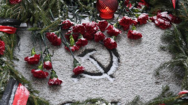 Vela e flores são colocadas durante uma cerimônia no Cemitério Memorial Piskaryovskoye para marcar o 78º aniversário da libertação de Leningrado durante a Segunda Guerra Mundial, em 27 de janeiro de 2022. - Sputnik Brasil