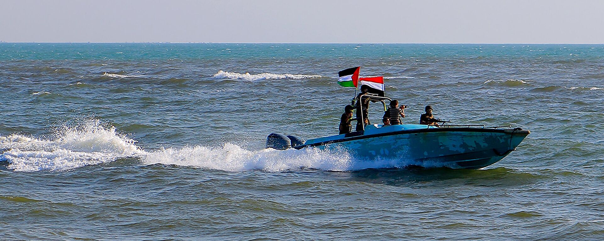 Membros da Guarda Costeira do Iêmen afiliados aos houthis patrulham o mar Vermelho, em solidariedade ao povo palestino, em 4 de janeiro de 2024, em meio aos conflitos contínuos entre Israel e o grupo militante Hamas em Gaza - Sputnik Brasil, 1920, 26.01.2024