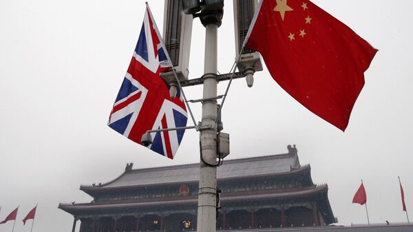 Bandeiras do Reino Unido e da China em frente ao Portão de Tiananmen em Pequim, China, 17 de janeiro de 2008 - Sputnik Brasil