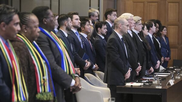 A delegação sul-africana, à esquerda, e a delegação de Israel, à direita, durante sessão no Tribunal Internacional de Justiça, ou Tribunal Mundial, em Haia, Holanda, 26 de janeiro de 2024 - Sputnik Brasil