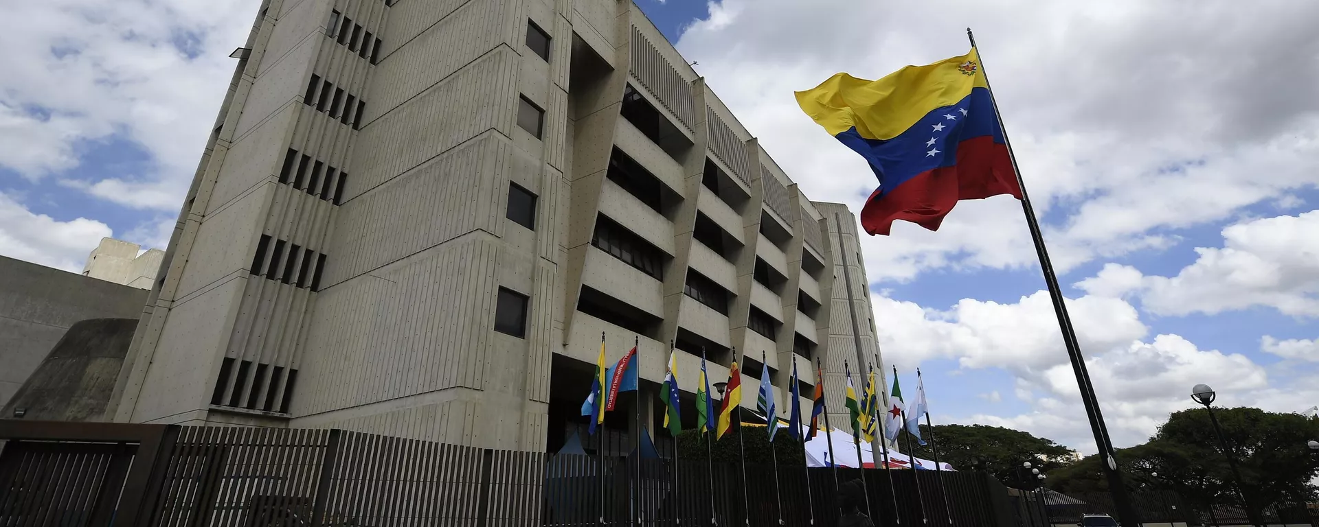 Bandeira venezuelana hasteada fora da Suprema Corte da Venezuela, em Caracas, em 22 de janeiro de 2021 - Sputnik Brasil, 1920, 28.07.2024