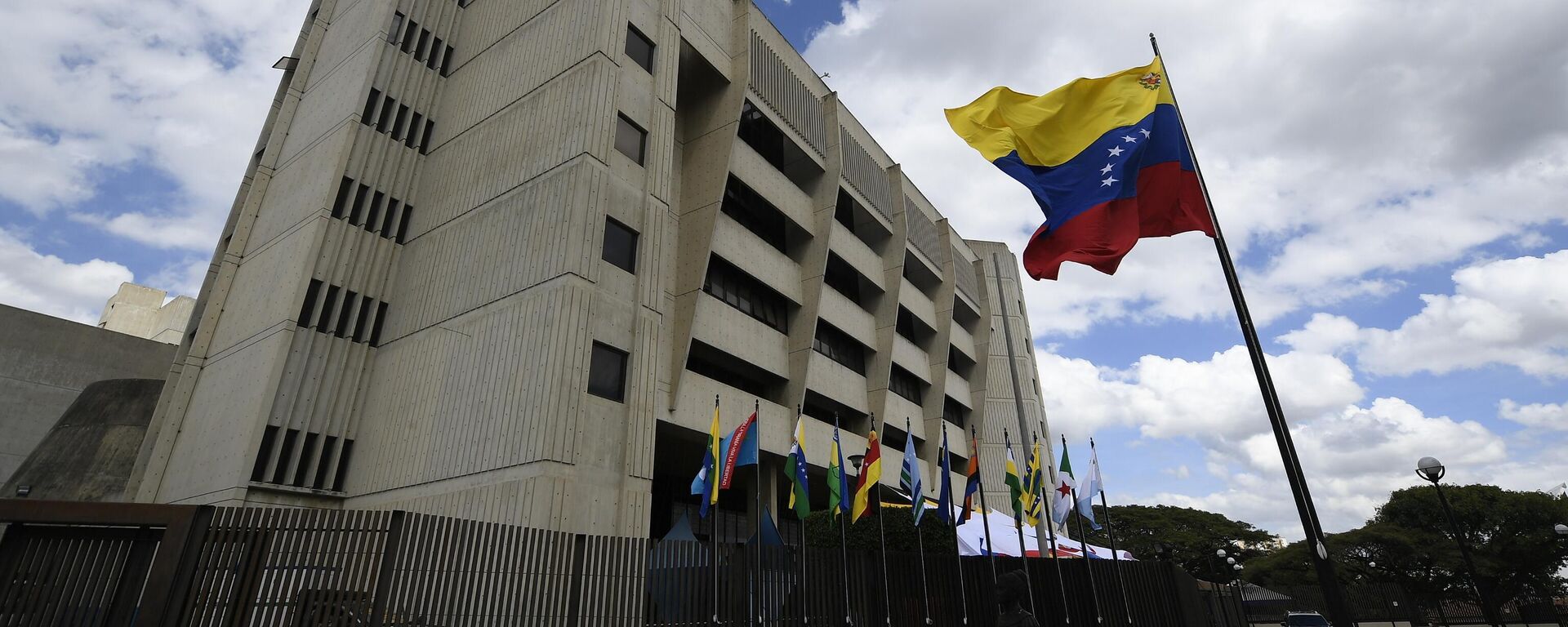 Bandeira venezuelana hasteada fora da Suprema Corte da Venezuela, em Caracas, em 22 de janeiro de 2021 - Sputnik Brasil, 1920, 16.05.2024