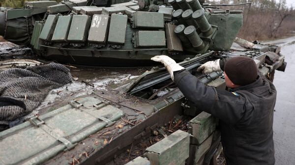 Homem-tanque da Ucrânia ao lado de seu tanque na estrada na região de Donetsk, 27 de janeiro de 2024, em meio à operação militar especial da Rússia - Sputnik Brasil