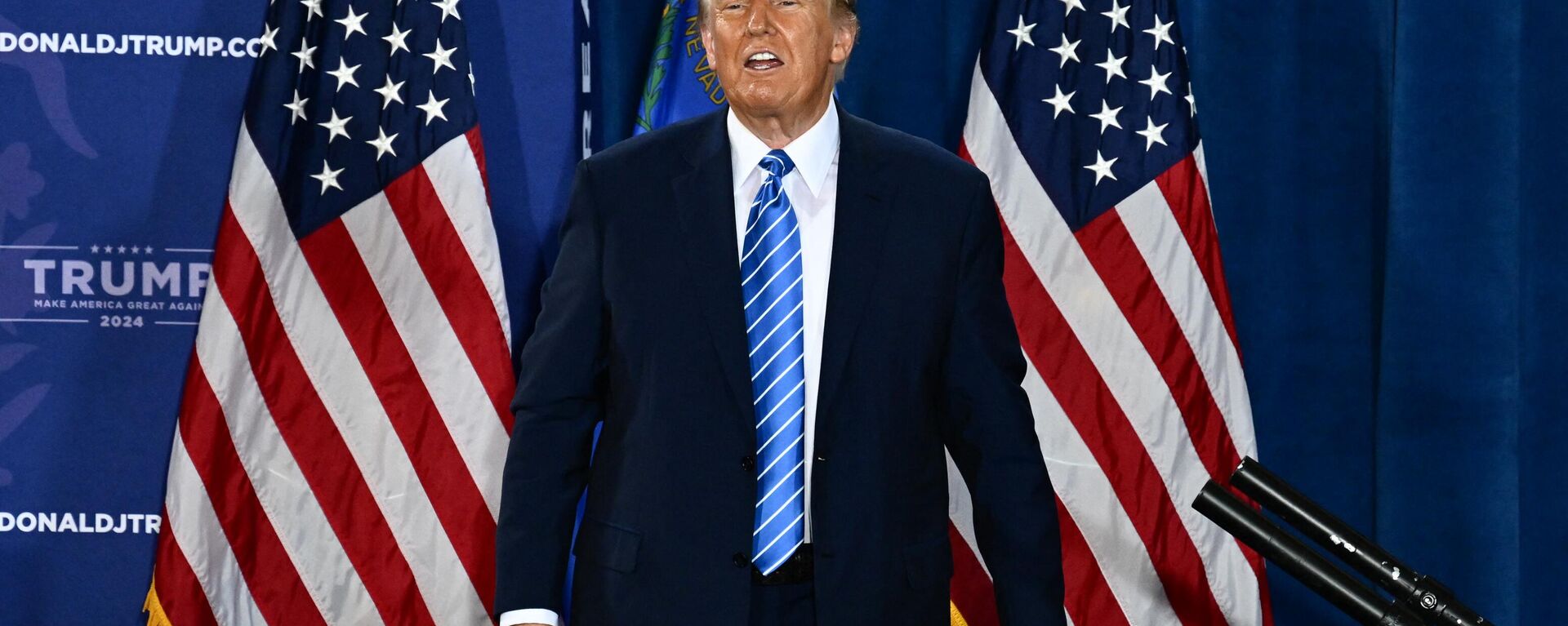 Donald Trump, ex-presidente dos EUA (2017-2021) e candidato à presidência em 2024, sobe ao palco após discursar em um comício em Las Vegas, Nevada, EUA, 27 de janeiro de 2024 - Sputnik Brasil, 1920, 28.01.2024