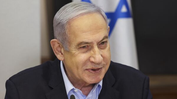 Benjamin Netanyahu, primeiro-ministro israelense, lidera a reunião semanal do gabinete no Ministério da Defesa em Tel Aviv, Israel, 7 de janeiro de 2024 - Sputnik Brasil