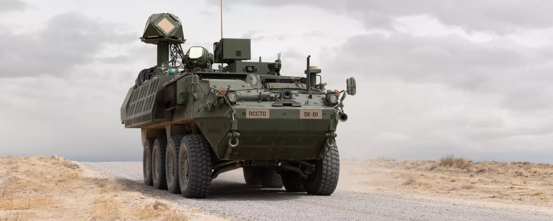 Um laser da classe de 50 quilowatts montado em um veículo Stryker do Exército dos EUA é exibido durante um exercício de tiro real no White Sands Missile Range, Novo México. Parte da manobra de defesa aérea de curto alcance de energia dirigida do Exército, ou M-SHORAD - Sputnik Brasil, 1920, 29.01.2024