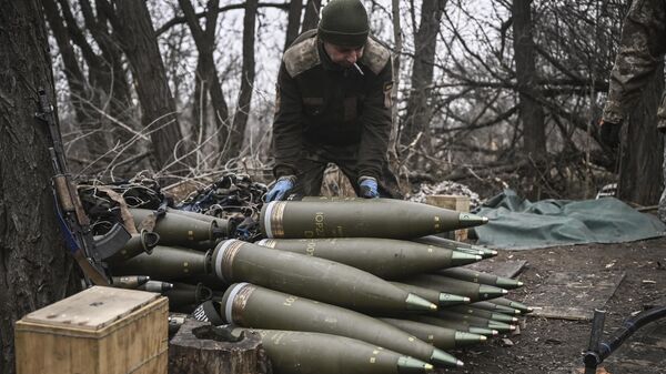 Militar ucraniano prepara projéteis de artilharia de 155 mm perto de Artyomovsk, República Popular de Donetsk (RPD), em 17 de março de 2023 - Sputnik Brasil